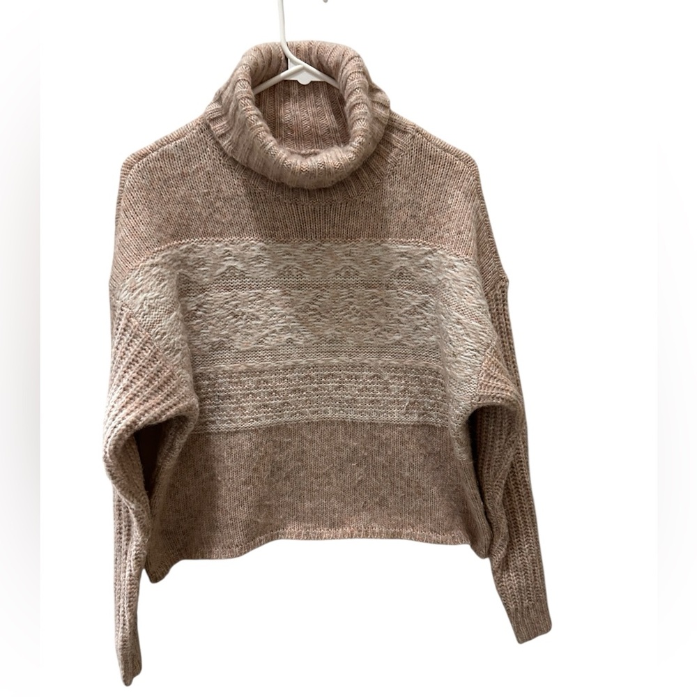 American Eagle Pink Pattern Pullover boxy
Turtleneck Sweater Size Small